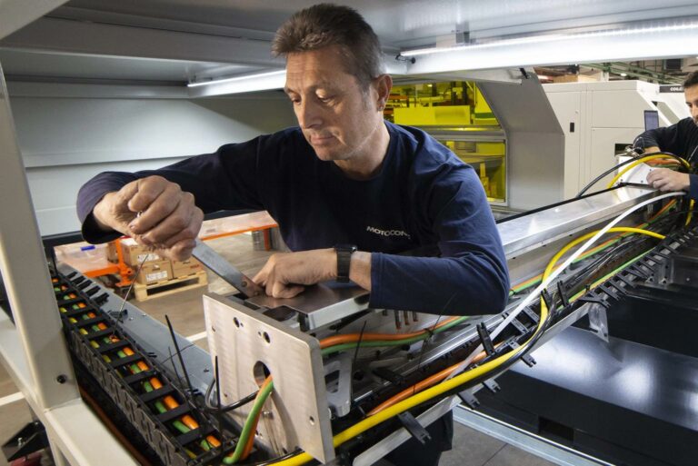 Servicios de montaje, instalación y puesta en marcha de las máquinas Motocono